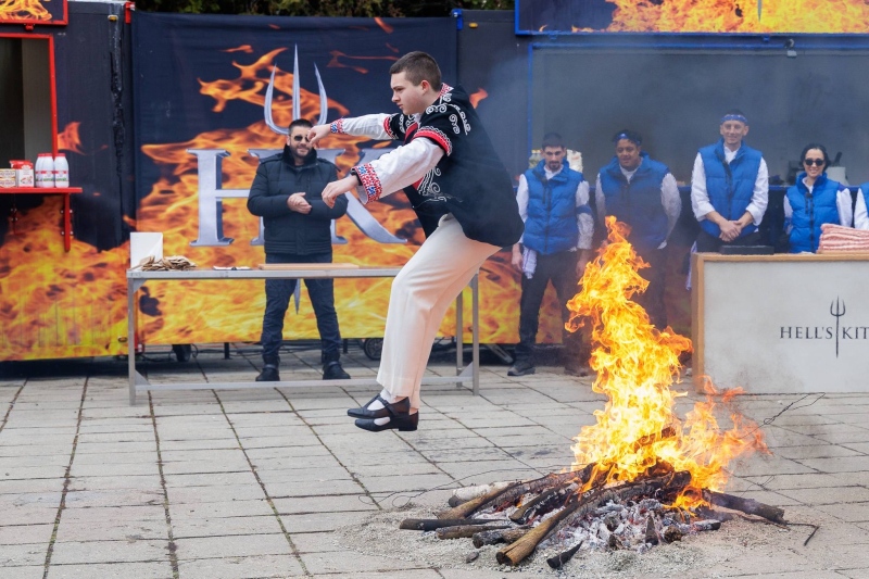 Готвачите на шеф Ангелов гощаваха радомирци с катми и сос от боза