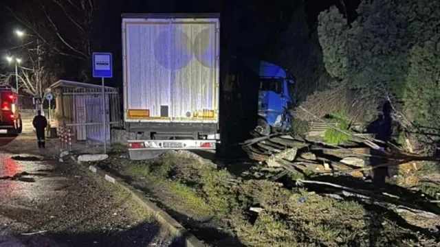 Пиян шофьор на тир излетя от пътя и помете ограда на предприятие в Каспичан