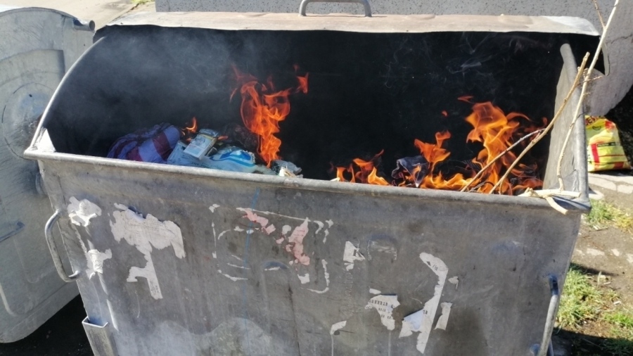 Извикаха огнеборци за горящ контейнер с боклук в Перник