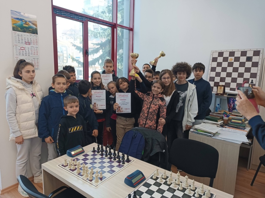Дупнишки ученици триумфираха на областното първенство по шахмат