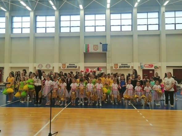 Близо 4400 евро събра благотворителен концерт в Дупница да специалните деца