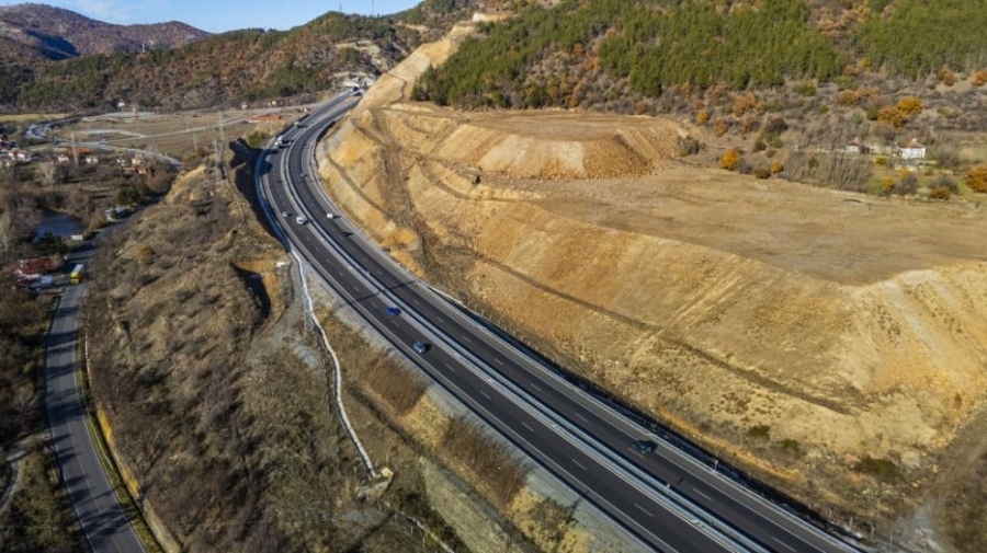 Внимание шофьори: Променя се движението в участъци от АМ \