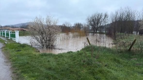 Река Черни Лом преля в село Априлово, призовават за евакуация