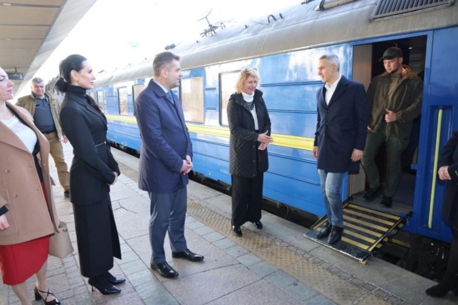 Българска делегация, водена от Гюров, пристигна в Украйна