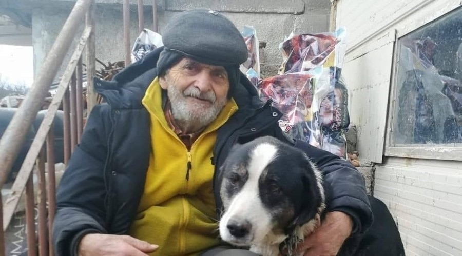 История за доброта: Дядо Петър от Костенец се грижи за 60 котки и кучета, за 80-я си юбилей има нужда от подкрепа