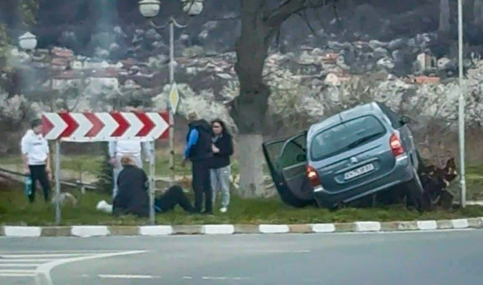 Тежка катастрофа в Дупница:Ситроен се заби в дърво на кръговото при парк “Рила“, има пострадал (ОБНОВЕНО)