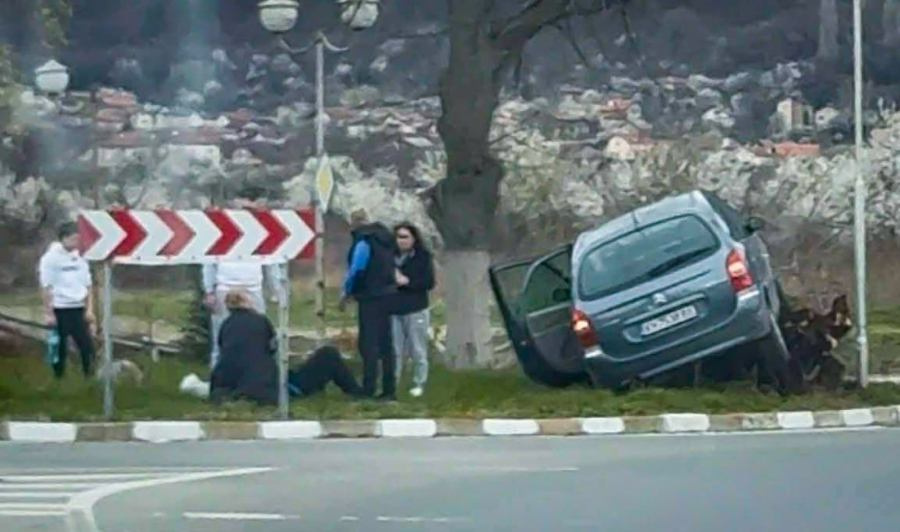 Тежка катастрофа в Дупница:Ситроен се заби в дърво на кръговото при парк “Рила“, има пострадал (ОБНОВЕНО)