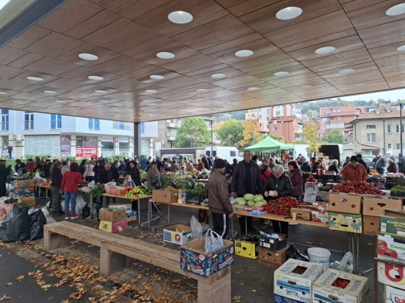 Пазарната ножица в Югозапада: Евтино агнешко в Перник и безбожно скъпи ягоди в столицата