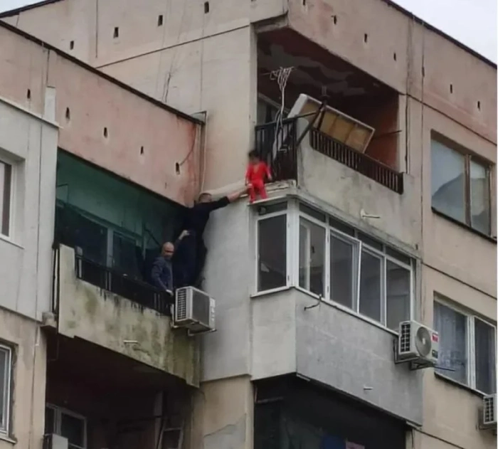 Родителите на детето, увиснало от балкон на блок, са задържани