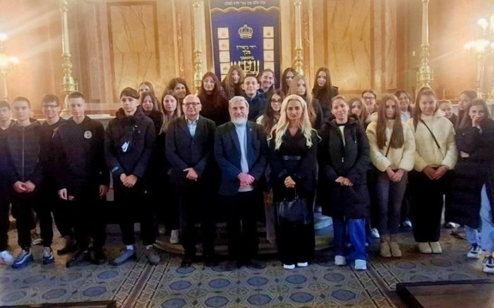 Ученици от ПГОСУ „Св. Иван Рилски“ посетиха софийската синагога: Чуха лекция за приноса на дупнишките евреи Леа Иванова, Лео Конфорти, Арон Аронов, Рахамин Шекерджийски към културата