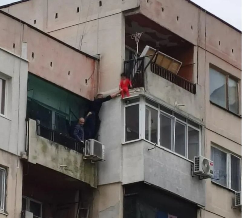 „Присъствах на истински ужас“: Случаят с детето, увиснало от 8-ия етаж в Ямбол, се заплита