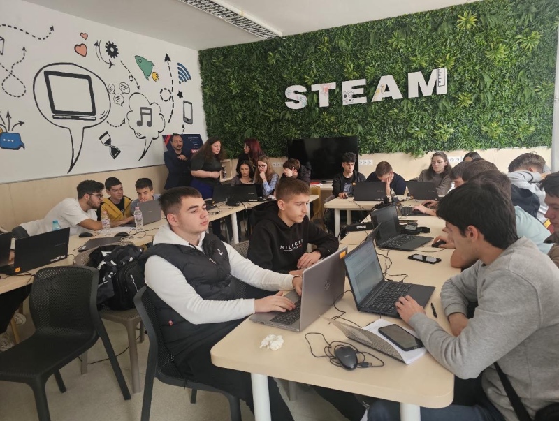 Ученици с интерес към науката участваха в международен майсторски клас на ЦЕРН в Кюстендил