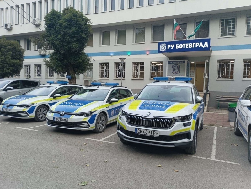 Рекордно бързо: Полицията в Ботевград хвана крадец със 17 телефона минути след обира