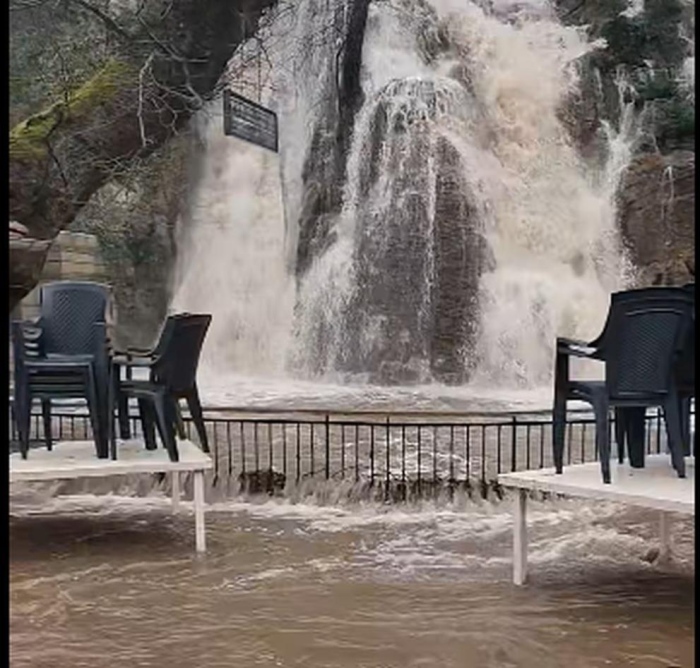 Водопадът в Бачково заля ресторант, наводнени са улици
