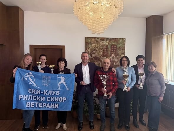 С купа и куп отличия: ветераните от „Рилски скиор“ прославиха Самоков в Банско