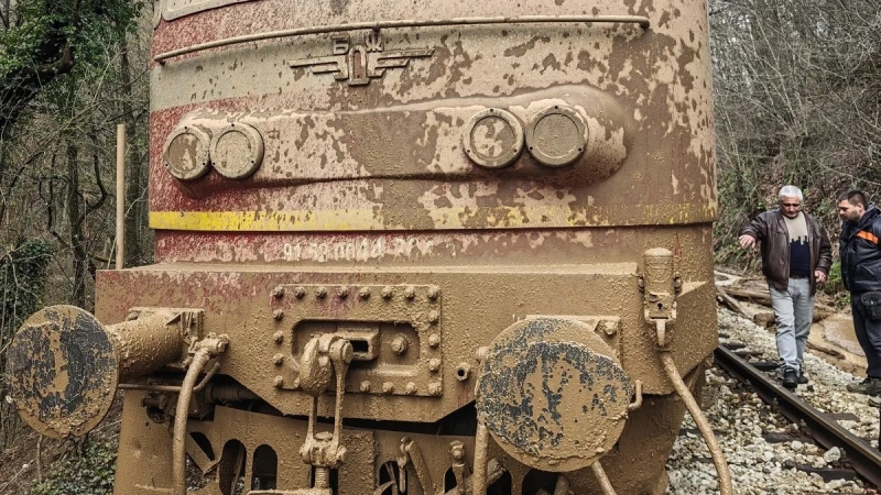 Близо 7 часа дерайлиралият пътнически влак седи в калта край село Яворовец