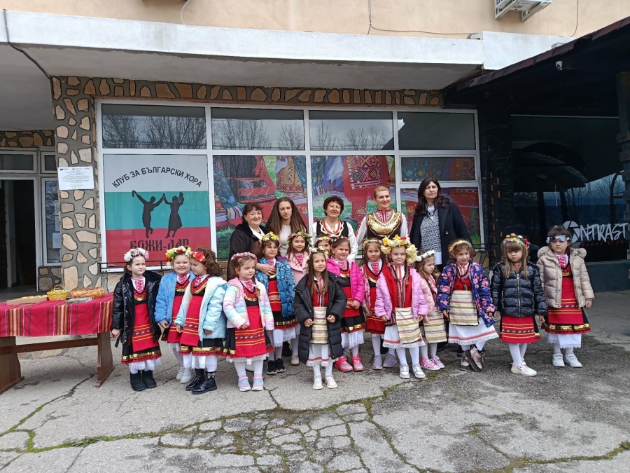 Лазарки от детската градина наричаха за здраве в Яхиново