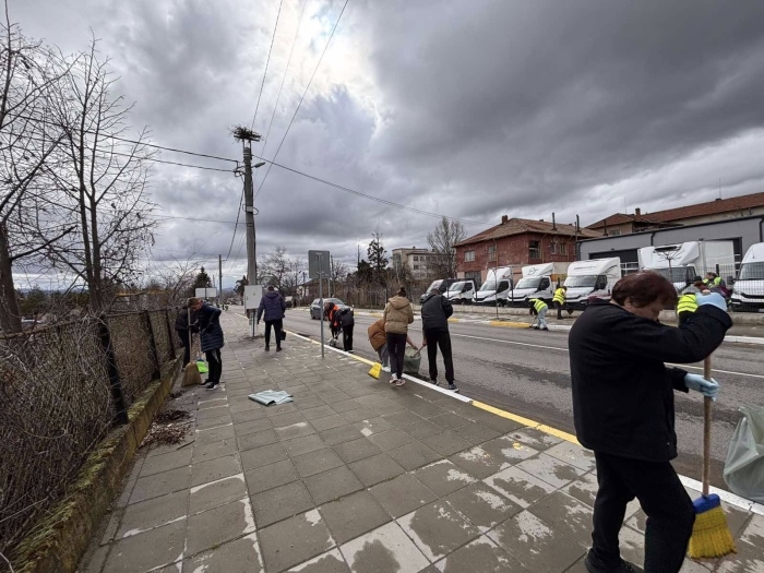 Великденско почистване в Долна баня събра ученици и община в обща кауза