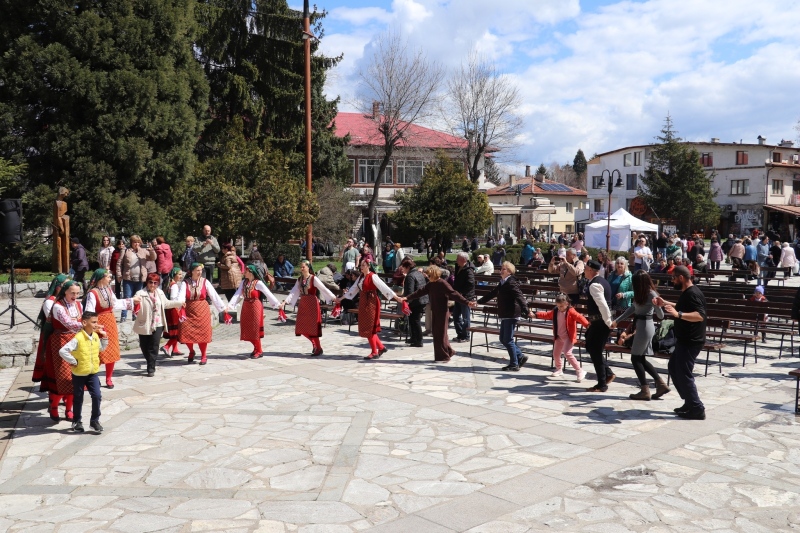 Банско се хвана на дълго хоро за Цветница