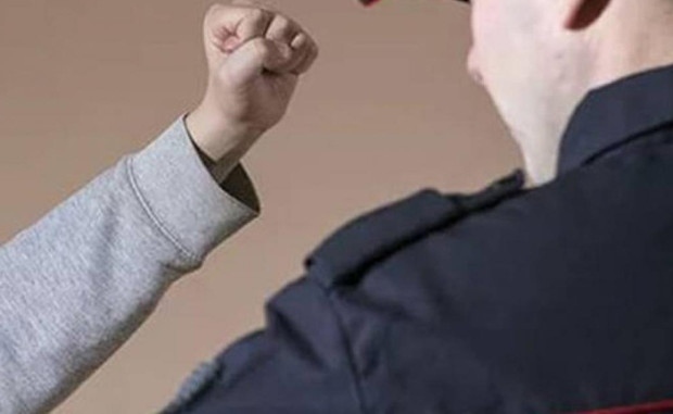 Пиянски екшън в Драгичево: Двама задържани за хулиганство, пострада полицай