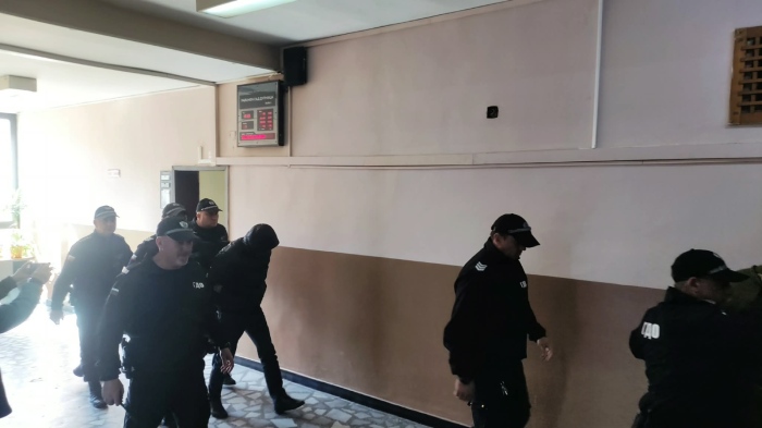 Съдът остави под стража двамата задържани по случая с нелегалната фабрика за цигари в Дупница