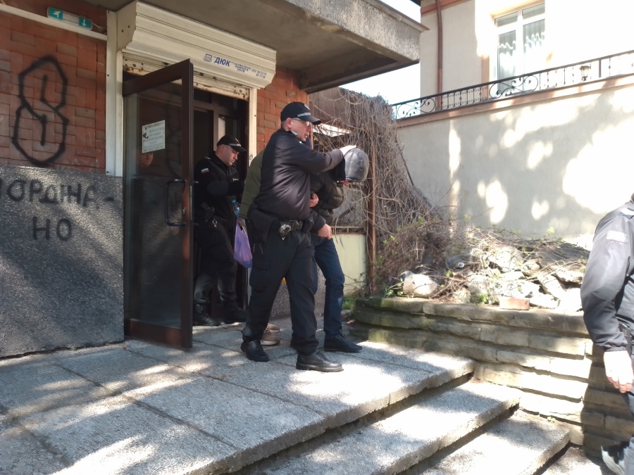 След акцията в Дупница: Съдът остави в ареста обвинените за мащабната фабрика за цигари (ОБНОВЕНО)