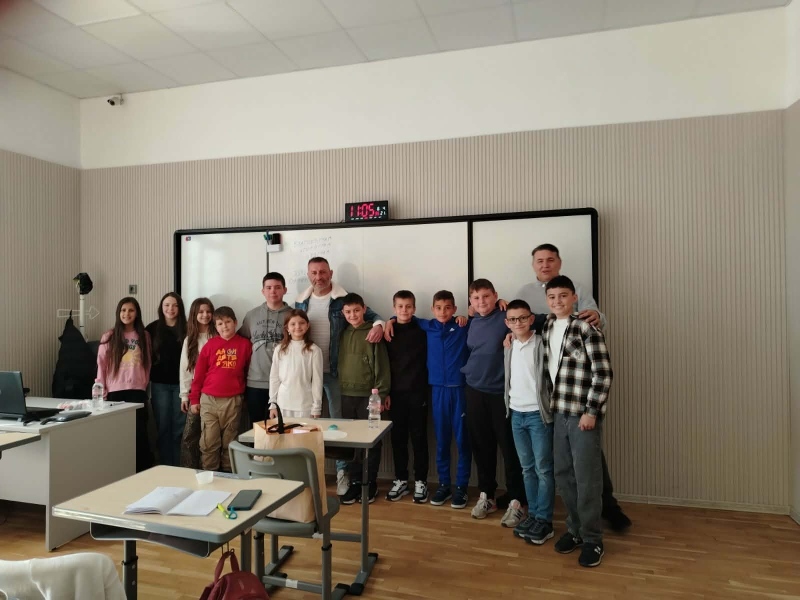 Олимпийски медалист по математика събра по време  на ваканцията таланти от Дупница за урок по ребуси