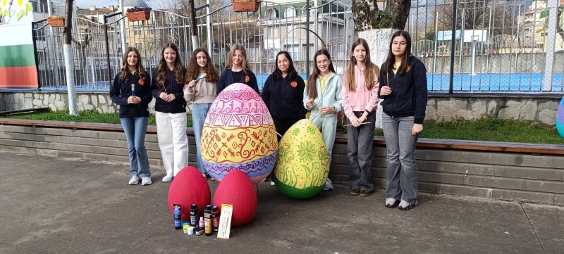 Деца от Гоце Делчев украсиха града за Великден