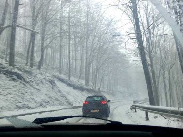 Сняг изненада шофьори преди Великден на прохода Шипка