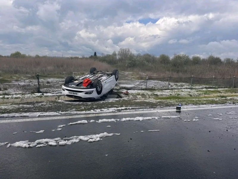 Пет катастрофи край Поморие: Кола се обърна по таван след леден дъжд и градушка