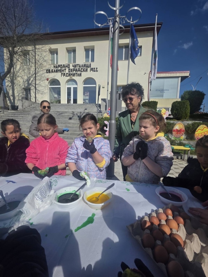 Великденска магия озари Симитли – десетки деца боядисваха яйца