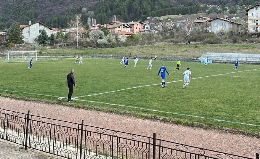 Германея се бори с човек по-малко, но отстъпи с 0:1 на Септември Симитли