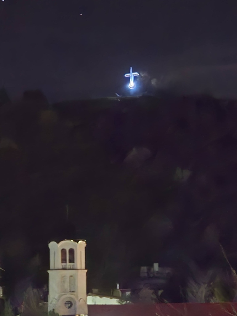 Кръстът над Дупница светна в навечерието на Великден