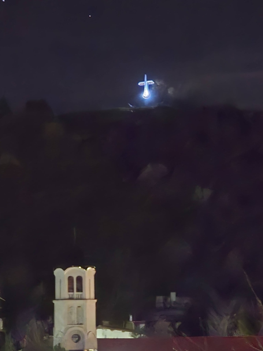 Кръстът над Дупница светна в навечерието на Великден