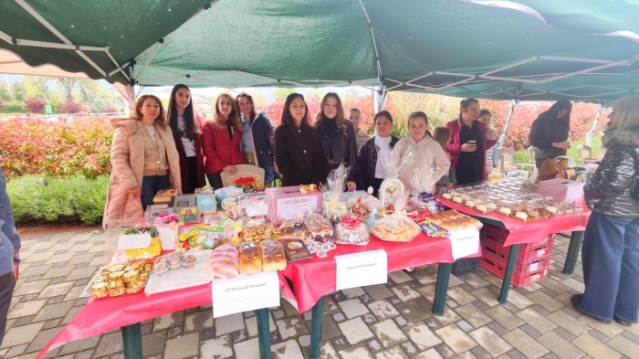 Ученици и родители от Петрич събраха 776 евро от великденски базар