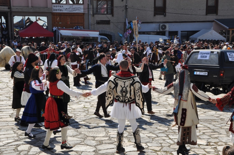 Елешница отбеляза Великден с пъстър празник, кукери и празнично хоро
