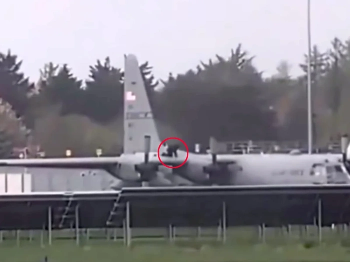 Инцидент на летище „Шанън“: Мъж проникна в забранена зона и нанесе щети по американски военен самолет