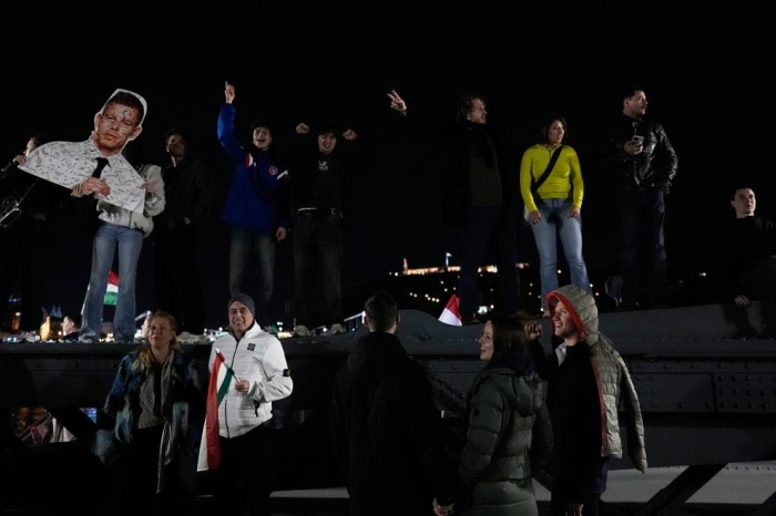 Радостна нощ в Будапеща след падането на Орбан - танци и наздравици