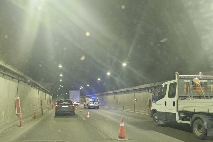 Саботаж или инат? Шофьор на камион спря умишлено в тунел \