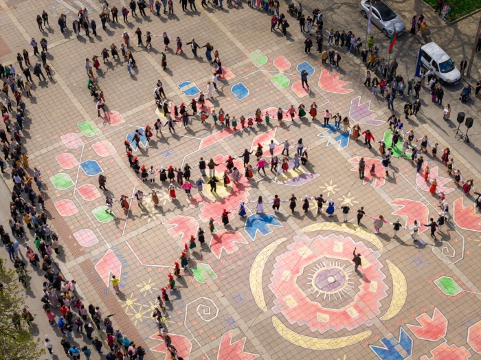 Целият град на площада: Кюстендил разтърси всички с грандиозно хоро в подкрепа на Бенджи 