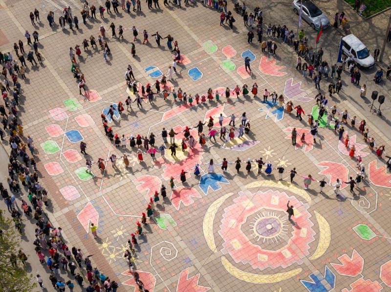 Целият град на площада: Кюстендил разтърси всички с грандиозно хоро в подкрепа на Бенджи 