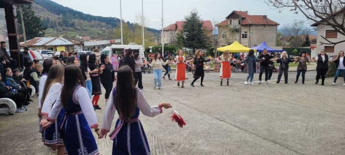 Великденско хоро в Бистрица събра 729 евро за нова площадка