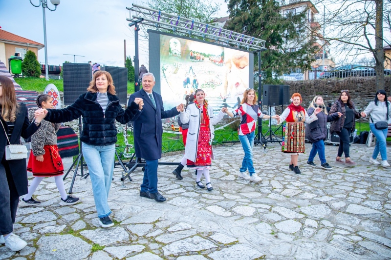 Премиера под открито небе! Филм на режисьора Радослав Страхилов представи великденските традиции в село Баня