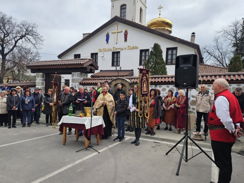 Добринище празнува с литийно шествие, пролетни игри и поръсени коне за благополучие