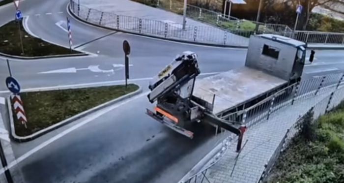 (ВИДЕО) Шофьор на камион избяга, след като помете тротоарно ограждение в Стара Загора
