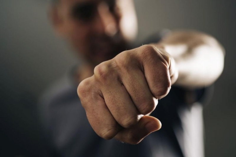 Баща под домашен арест заплаши с убийство дъщеря си в Ихтиман, мъж от Самоков преби партньорката си