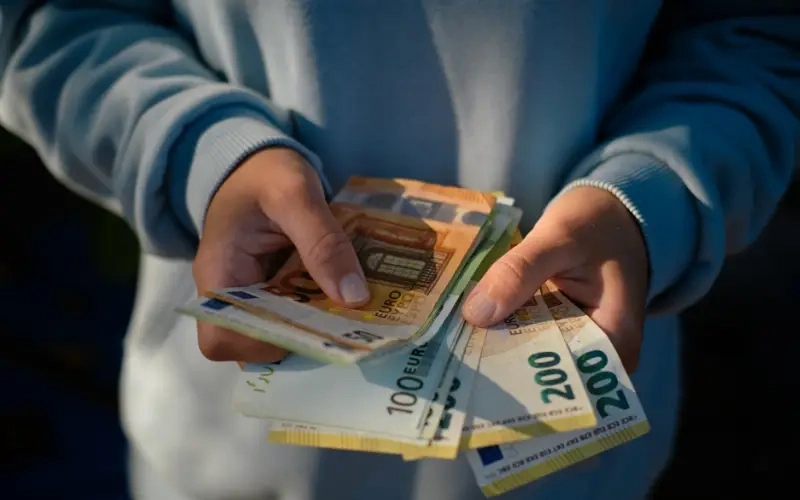 Фалшиви 200-еврови банкноти в Дупница: 21-годишен е задържан час след сигнал от търговски обект