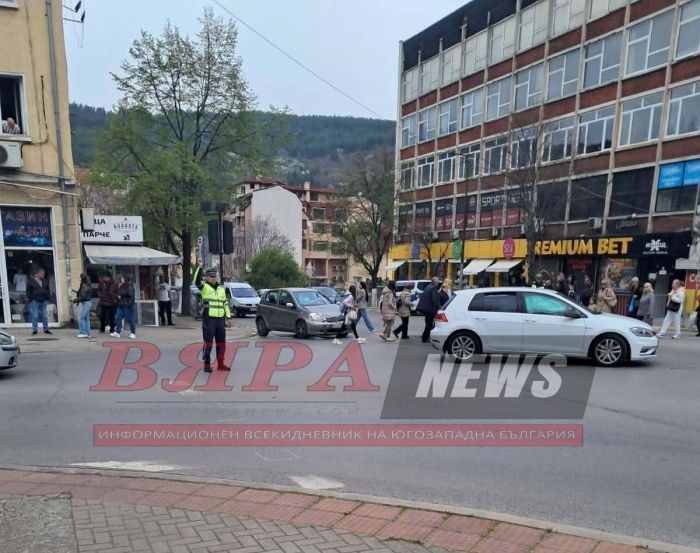 Катастрофа в пиков час на кръстовището до ГУМ в Дупница