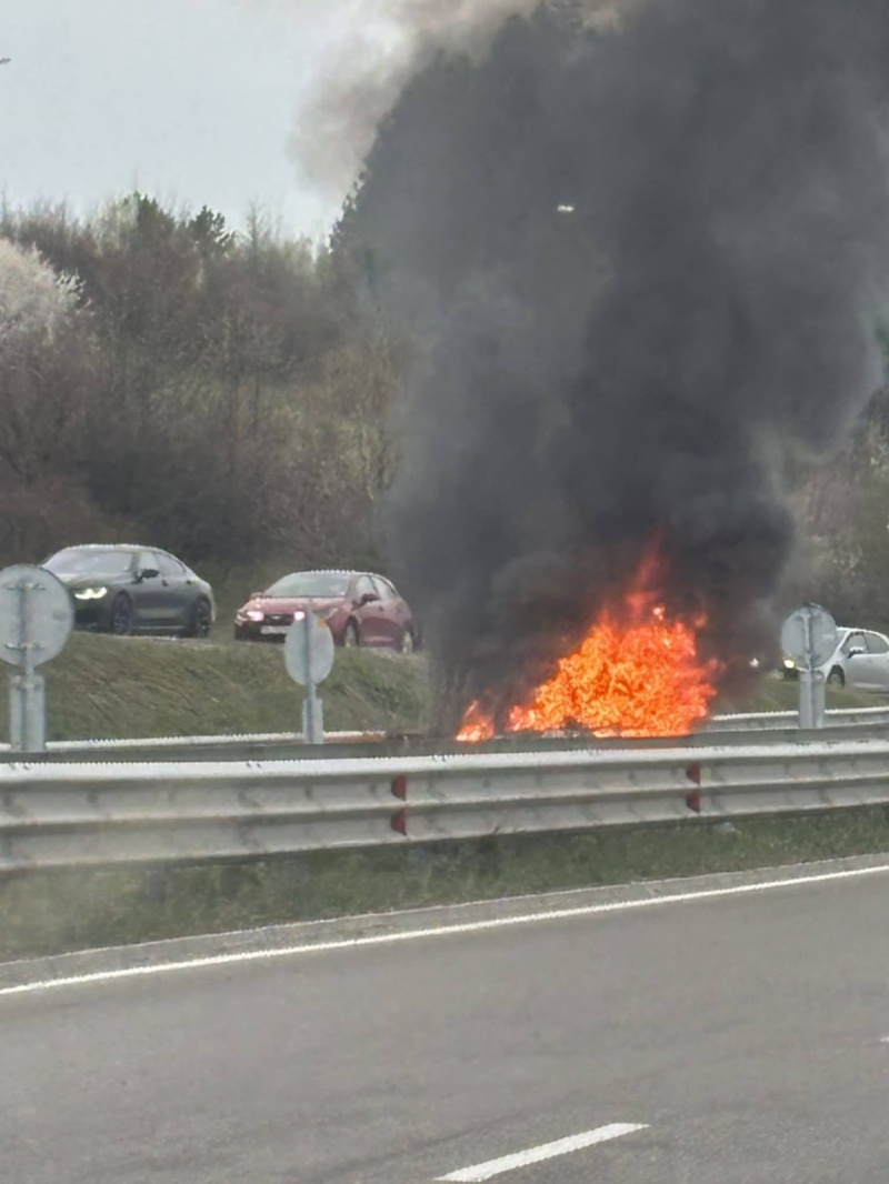 Кола изгоря като факла край Владая: Пожар на пътя до бензиностанция
