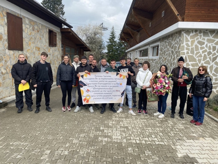 На фона на гайда и моторни триони в НП „Пирин“  ученици от Банско поканиха класната си на бал